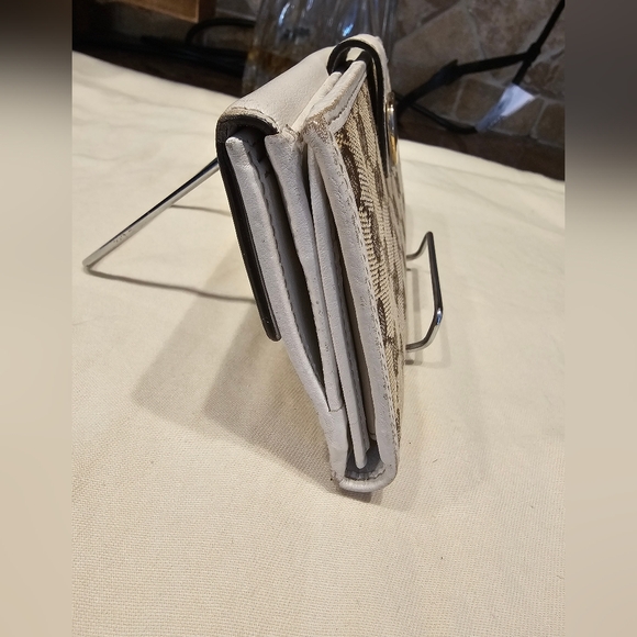 Vintage Gucci Wallet with Heart Detail - Picture 6 of 15